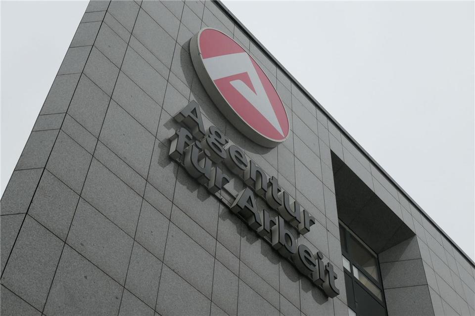 Auf Monatssicht sank die Arbeitslosigkeit, auf Jahressicht schaut es trüber aus. (Archivfoto)Helge Toben/dpa