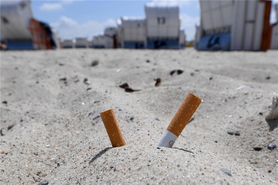 Auf Norderney gilt seit 2022 ein generelles Rauchverbot an den Stränden. (Symbolbild)Carsten Rehder/dpa