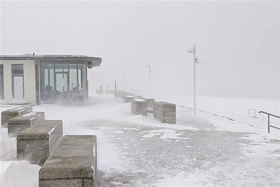 Auf Norderney ist das Schneetreiben zeitweise so dicht, dass die Schneeflocken die Sicht einschränken. Volker Bartels/-/dpa