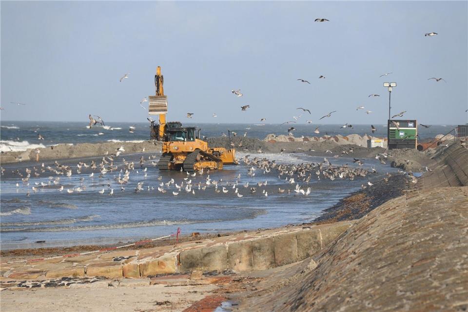 Auf Norderney ist die Sandaufspülung am Westkopf der Insel rechtzeitig fertig geworden. Volker Bartels/dpa