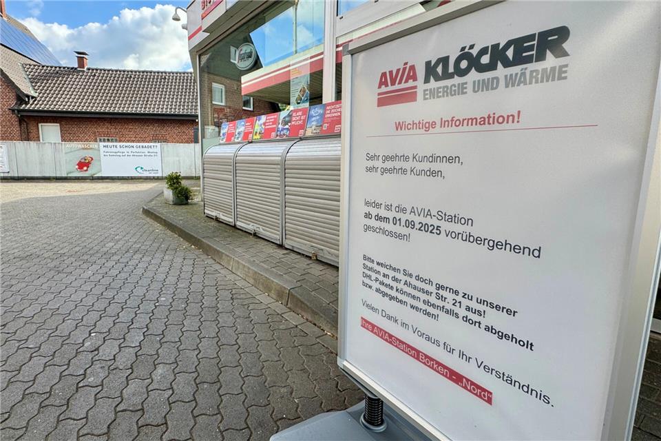 Auf Plakaten wird auf die Schließung der Tankstelle hingewiesen. Zeitnah sollen dort neue Plakate hängen und die Wiedereröffnung ankündigen.
