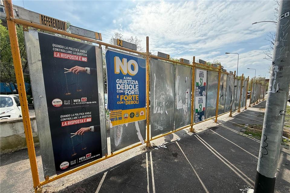Auf Plakaten wird für Ja oder Nein geworben.Christoph Sator/dpa