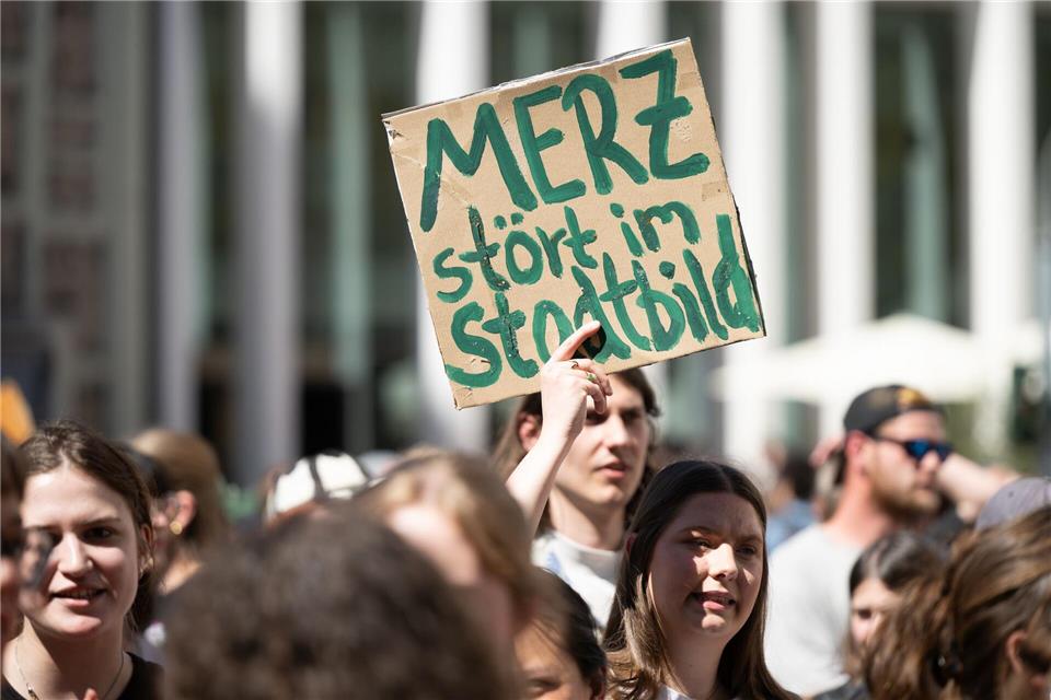 Auf Plakaten wurde auch Bundeskanzler Friedrich Merz (CDU) direkt kritisiert.Florian Wiegand/dpa