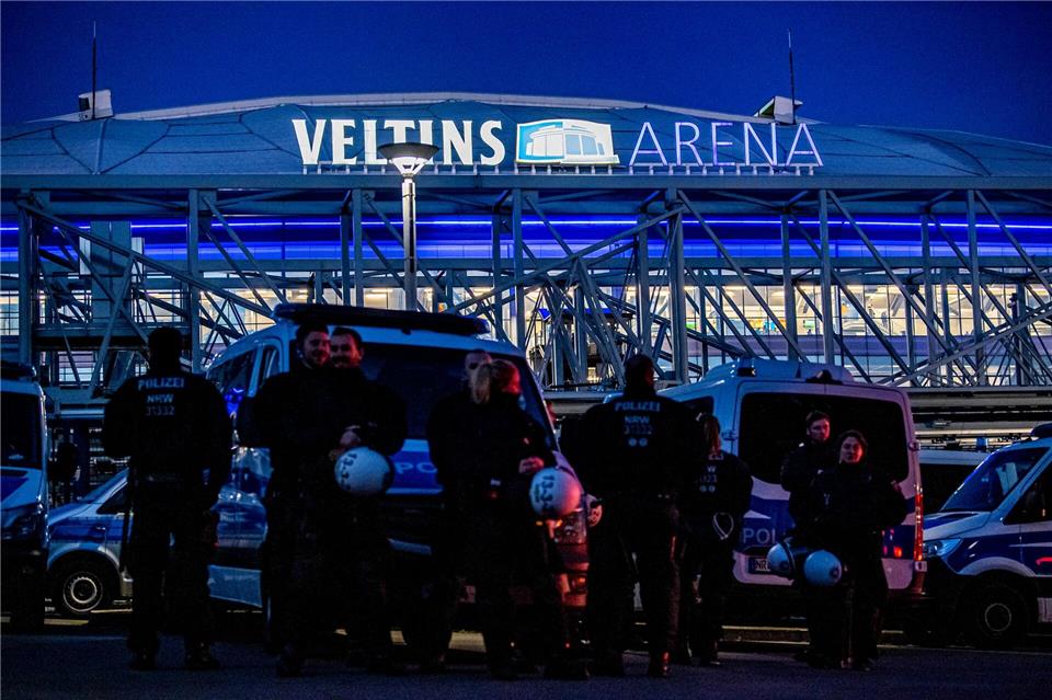 Auf Schalke wird am Samstag ein großes Polizeiaufgebot beim Spiel gegen Magdeburg im Einsatz sein. (Archivbild)David Inderlied/dpa