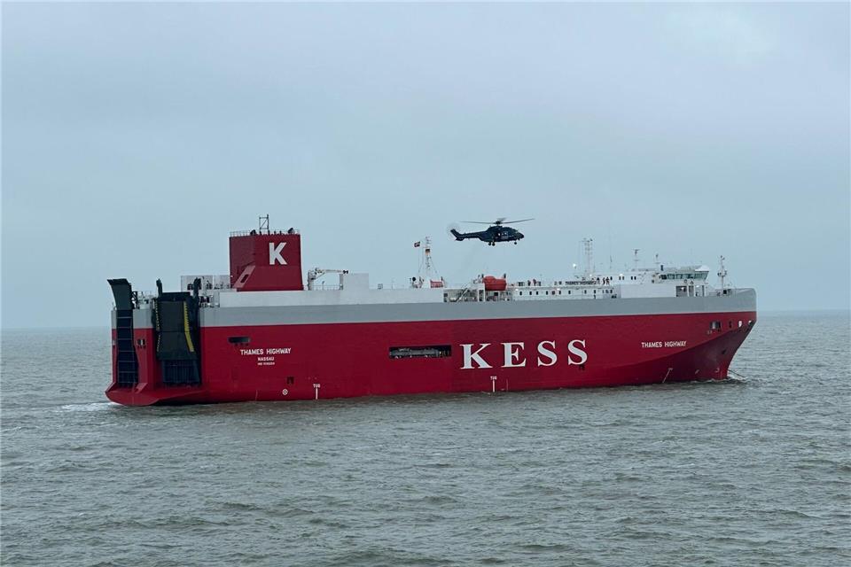 Auf Schiffsbrände spezialisierte Feuerwehrleute werden oft mit Hubschraubern zu den Havaristen auf See geflogen - wie hier im Januar bei der „Thames Highway“. (Archivbild)--/Havariekommando/dpa