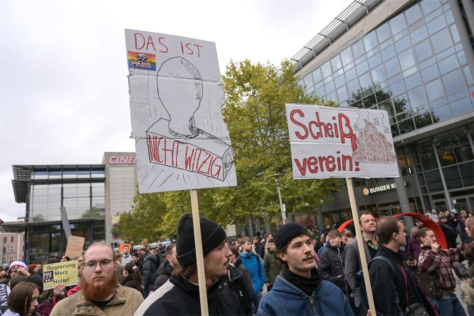 Auf Schildern waren Meinungen und Forderungen der Protestteilnehmer zu lesen. Heiko Rebsch/dpa
