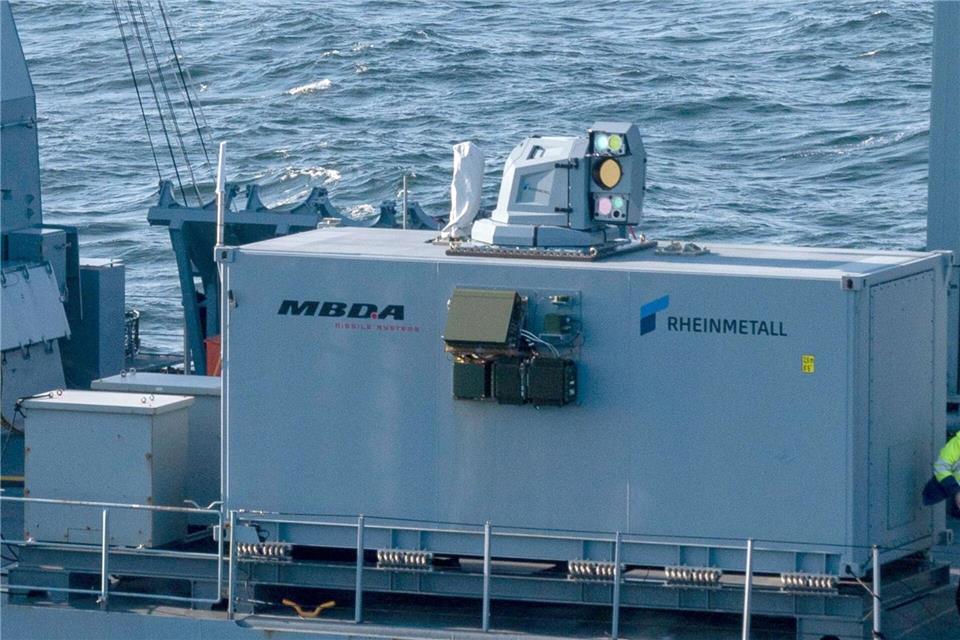 Laserwaffe gegen Drohnen: System soll 2029 einsatzfähig sein Auf See wurde der von MBDA und Rheinmetall entwickelte Hochenergie-Laser zur Drohnenabwehr schon getestet. Jetzt wurde er zu einem Bundeswehr-Schießplatz ins Emsland gebracht, wo weitere Test geplant sind. (Handout)-/Rheinmetall/dpa