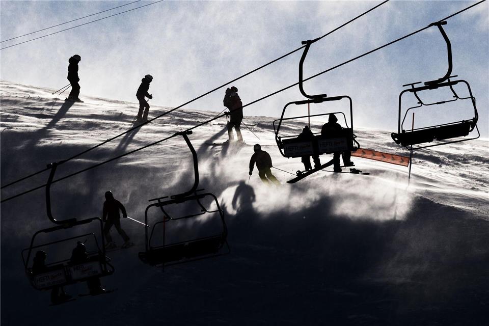 Auf Skipisten in Österreich und der Schweiz sind am Wochenende erneut mehrere Freizeitsportler verunglückt.Jean-Christophe Bott/KEYSTONE/dpa