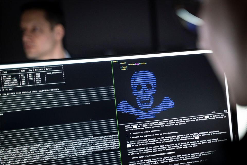 Auf Spurensuche: IT-Security-Fachkräfte müssen Wege finden, um Cyberattacken abzuwehren und schädliche Programme unschädlich zu machen.picture alliance/dpa