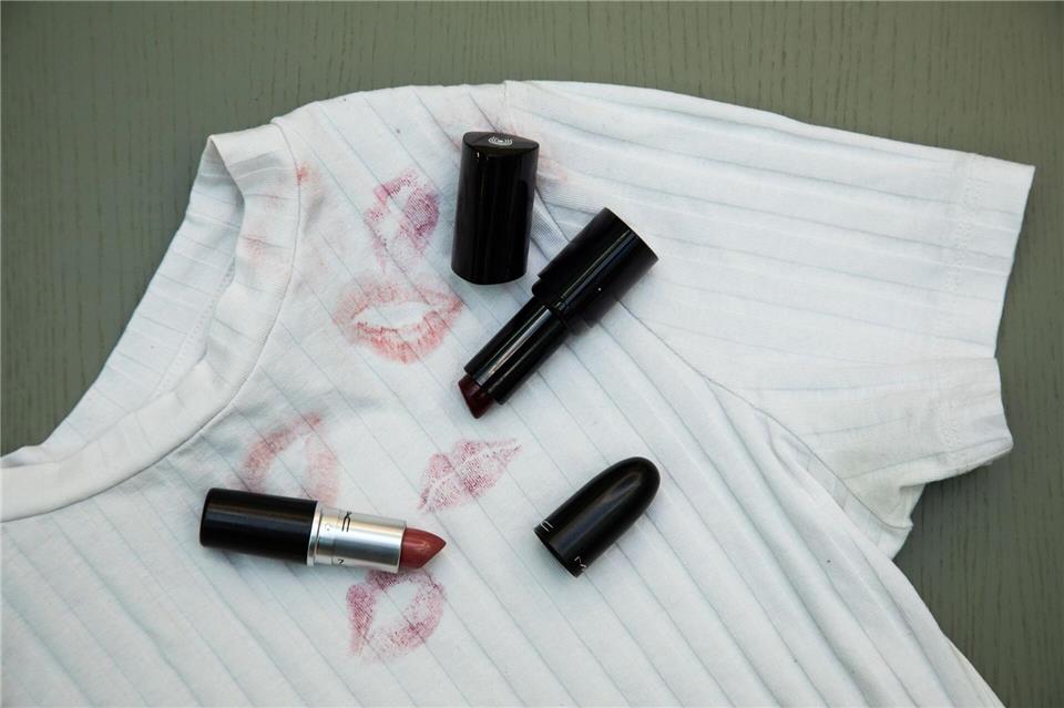 Auf Stoffen setzen sich die Farbpigmente des Lippenstifts in den Fasern fest und sind deshalb gut sichtbar.Christin Klose/dpa-tmn