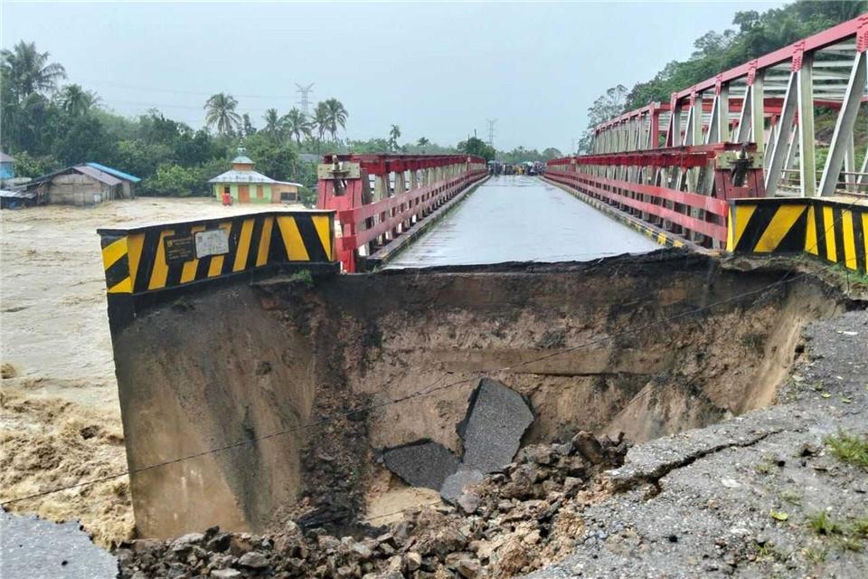 Auf Sumatra wurden Brücken durch die Wucht der Wassermassen schwer beschädigt.--/North Tapanuli disaster management agency (BPBD)/dpa