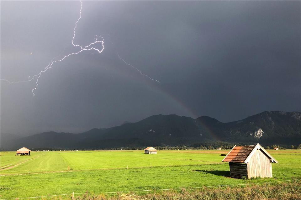 Auf Teile Bayerns kommen kräftige Gewitter zu. (Archivbild). picture alliance/dpa