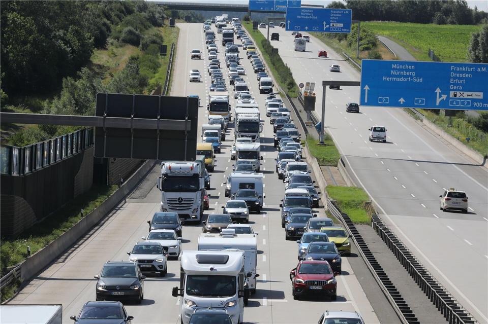 Auf Thüringer Autobahnen staute sich der Verkehr im vergangenen Jahr auf einer Gesamtlänge von 5.606 Kilometern – knapp 400 Staukilometer weniger als noch 2024. (Archivbild)Bodo Schackow/dpa-Zentralbild/dpa