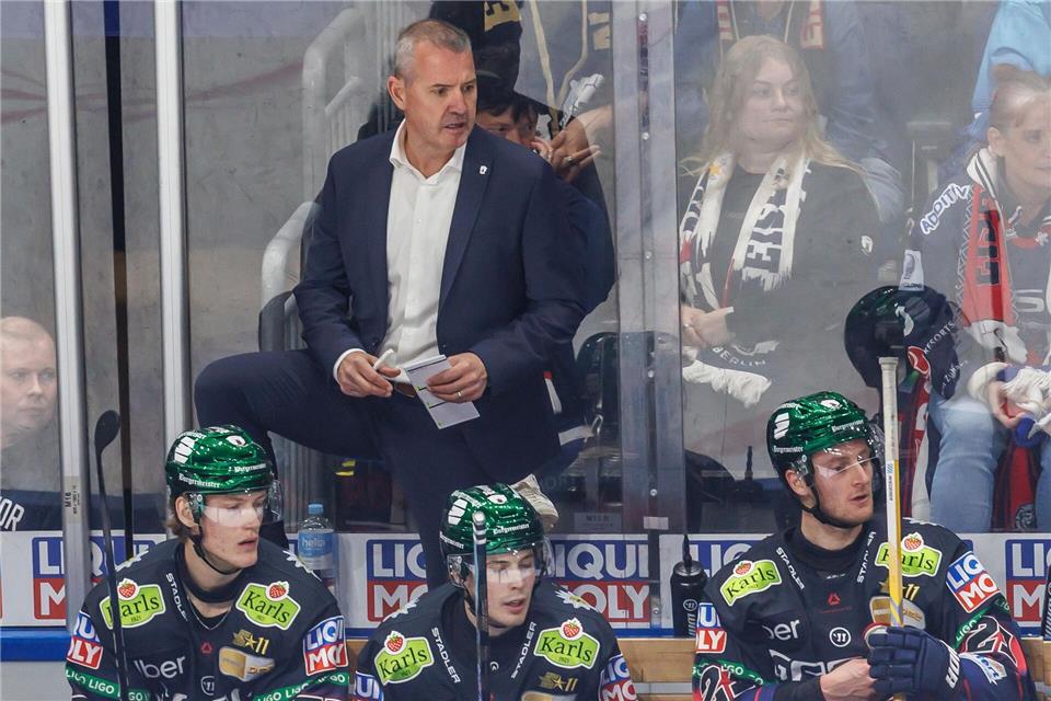 Auf Trainer Serge Aubin und die Eisbären Berlin wartet nach der Olympia-Pause eine Menge Arbeit.Andreas Gora/dpa