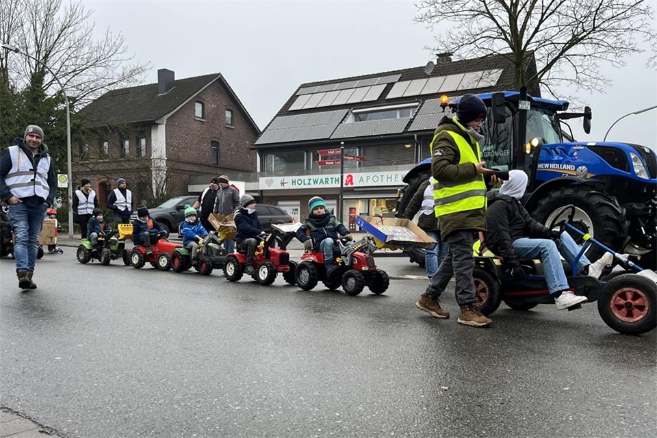 Auf Trampeltreckern, Kettcars und auch auf Bobbycars fuhren die Kinder durch den Raesfelder Ortskern.