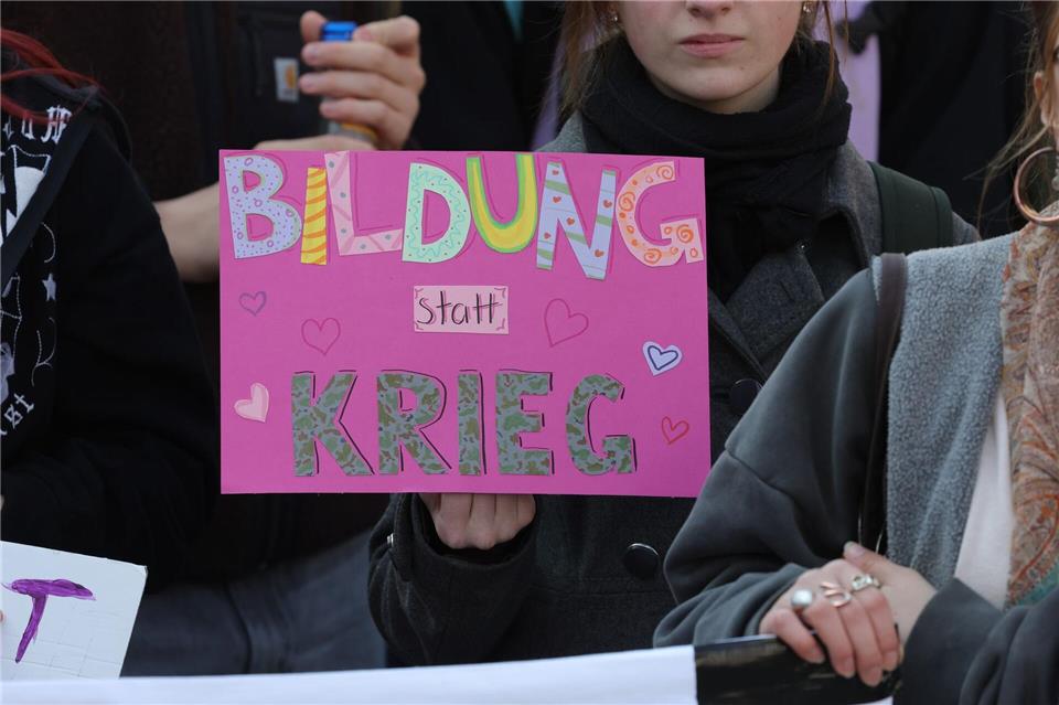 Auf Transparenten der Demonstranten in Jena stand „Bildung statt Krieg“ oder „Wehr dich“.  Bodo Schackow/dpa