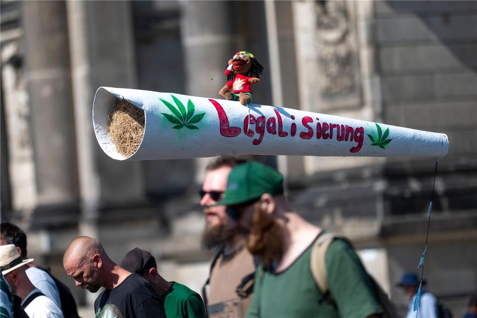 Auf Transparenten war unter anderem zu lesen: „Legalisierung“, „Cannabis ist Medizin“, Kiffen für den Frieden“ oder „Ich bin High“ und „Berlin im Rausch“. Christophe Gateau/dpa