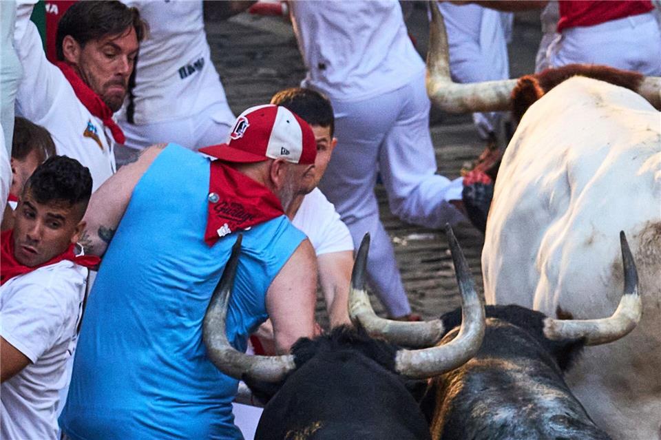 Auf Tuchfühlung mit dem Tod: Die spitzen und langen Hörner der Kampfstiere können den Läufern bei den Stierhatzen während des ebenso berühmten wie umstrittenen San-Fermín-Festes im nordspanischen Pamplona lebensgefährliche Verletzungen zufügen.Miguel Oses/AP/dpa