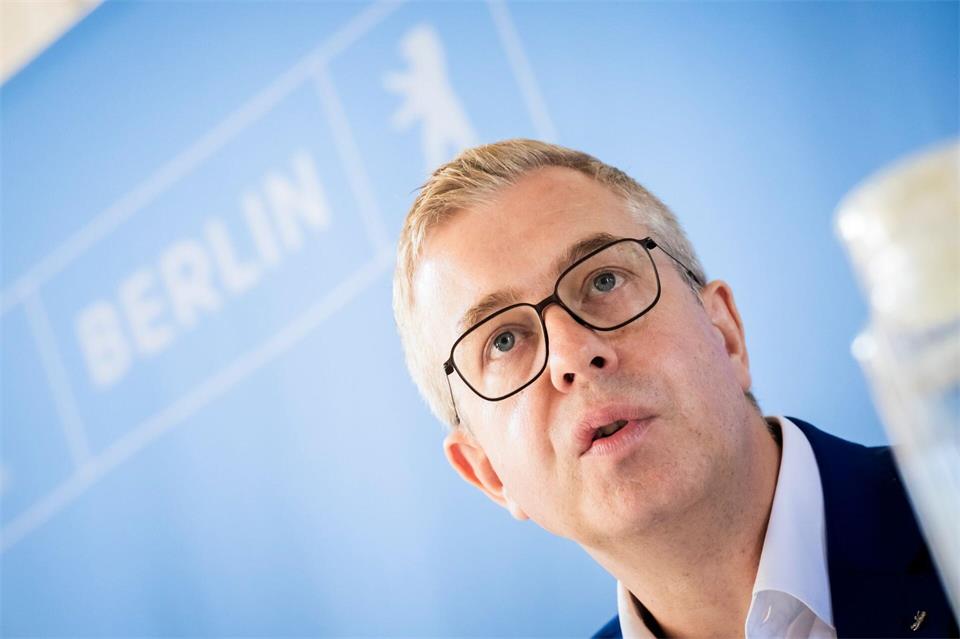 Auf Vorlage von Senator Stefan Evers (CDU) hat der Berliner Senat die Finanzplanung für die Jahre 2026 bis 2030 beschlossen. Christoph Soeder/dpa