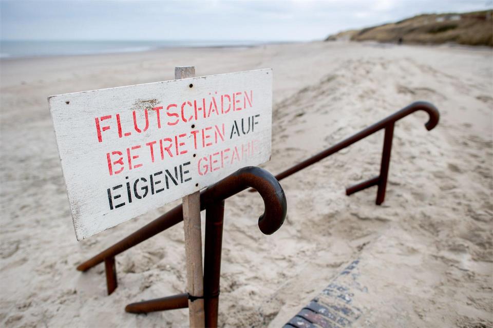 Auf Wangerooge fehlen nach den Sturmfluten Teile des Badestrandes. (Archivbild)Hauke-Christian Dittrich/dpa