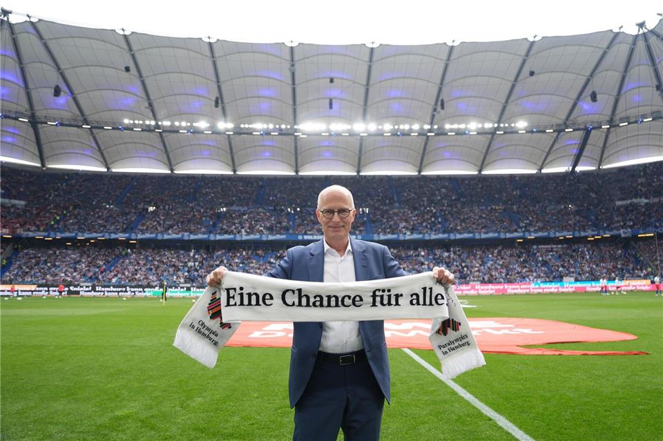 Auf Werbetour: Hamburgs Erster Bürgermeister Peter Tschentscher (SPD) vor dem Spiel des HSV gegen den SC Freiburg. Marcus Brandt/dpa