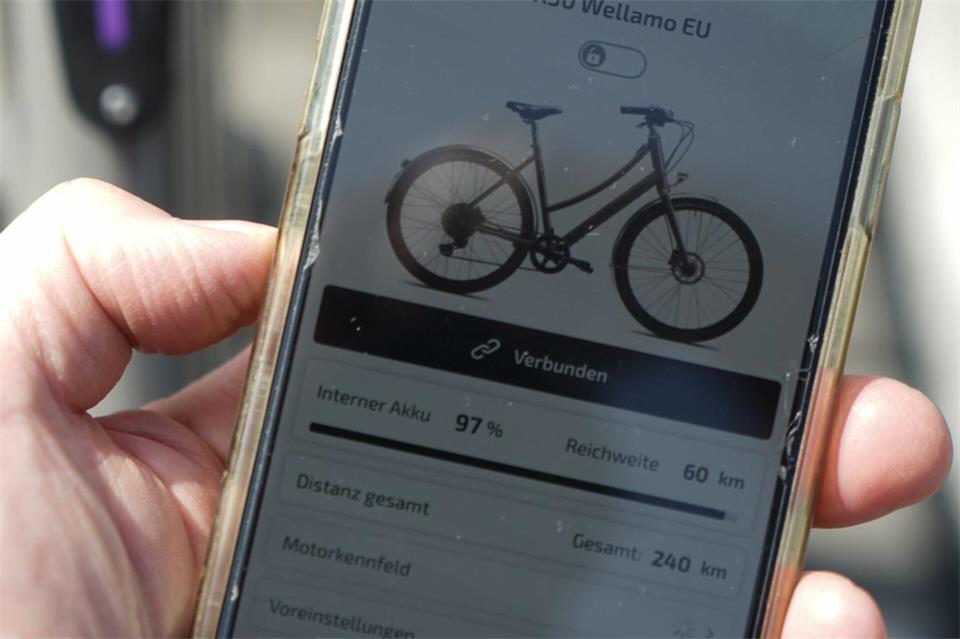 Auf Zahlen und Komma genau: Erst über die App lassen sich Restreichweite oder Akkustand numerisch anzeigen. Über ein Lenkerdisplay verfügt das Bike nicht.Stefan Weißenborn/dpa-tmn