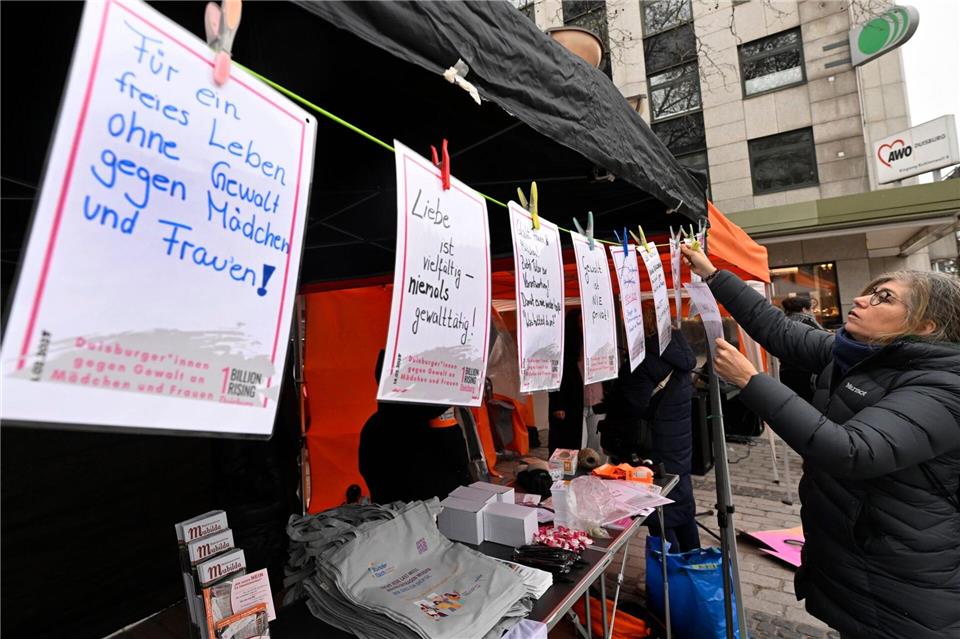 Auf Zetteln standen Forderungen der Aktivisten.Roberto Pfeil/dpa