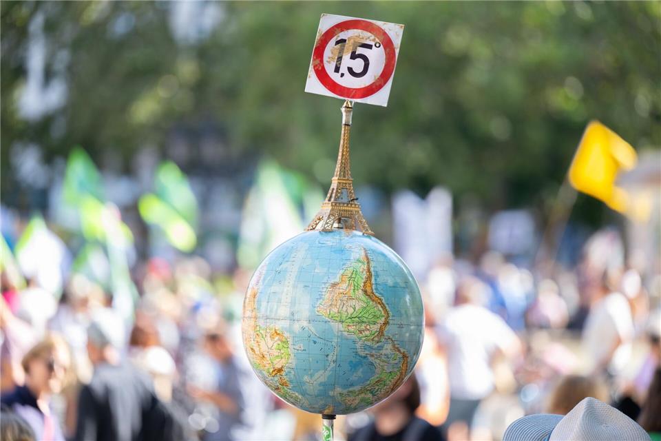 Auf allen politischen Ebenen werden Klimaziele formuliert. Obwohl die Erderwärmung rasch voranschreitet, wird vielfach von ambitionierten zeitlichen Zielstellungen wieder Abstand genommen. (Illustration)   Boris Roessler/dpa