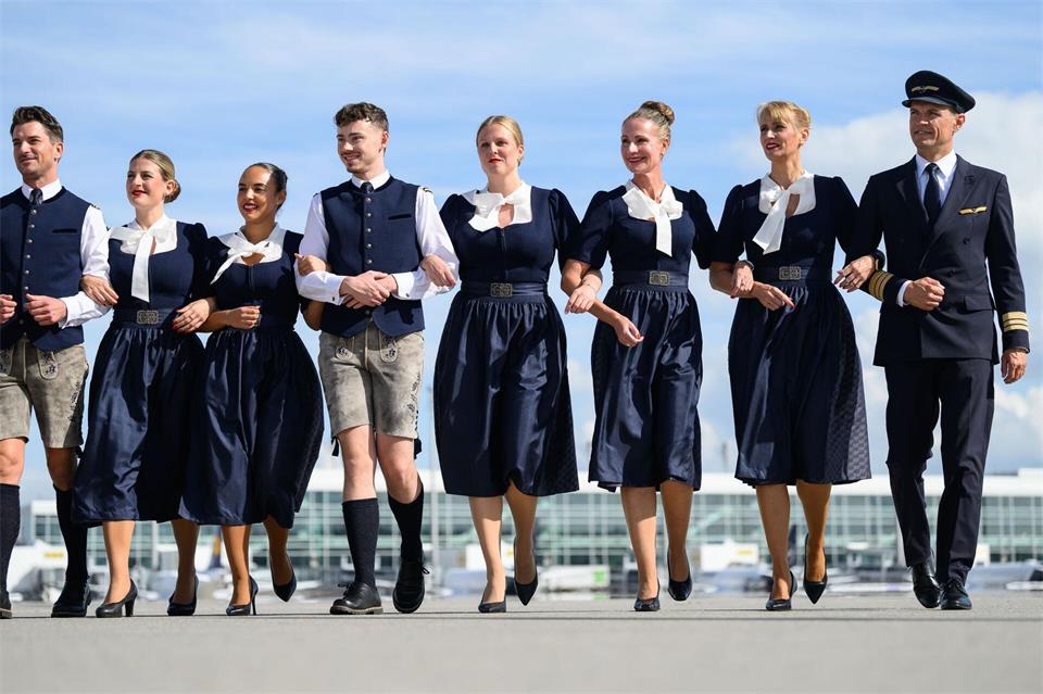 Auf ausgewählten Flügen trägt die Trachtencrew der Lufthansa ihre neuen Outfits. Lukas Barth-Tuttas/dpa