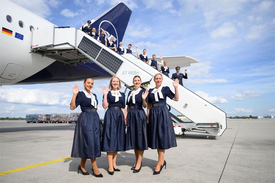 Auf ausgewählten Flügen trägt die Trachtencrew der Lufthansa ihre neuen Outfits. Lukas Barth-Tuttas/dpa