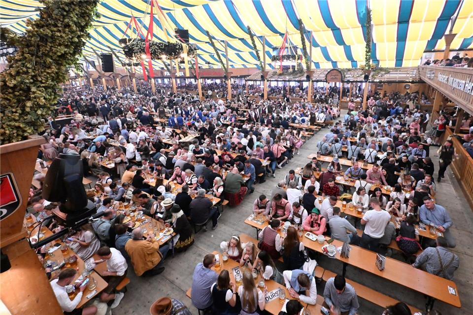 Auf das Cannstatter Volksfest kamen am ersten Wochenende den Veranstaltern zufolge rund 800.000 Menschen.Bernd Weißbrod/dpa
