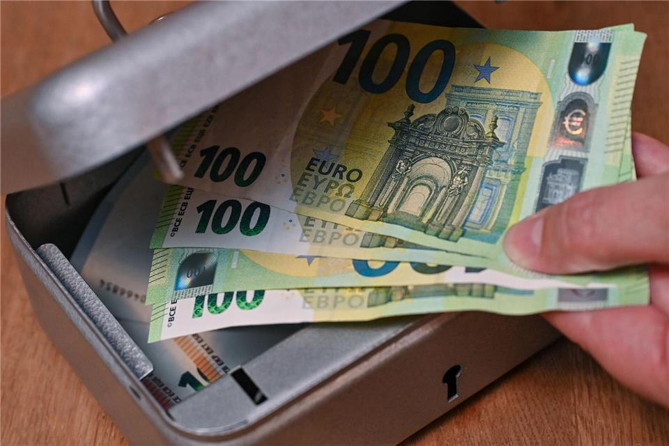 Auf das Geld und den Schmuck älterer Menschen haben es viele Trickbetrüger abgesehen. Bei einer neuen Masche geben sich die Kriminellen als Gutachter des Medizinischen Dienstes aus. (Symbolbild)Patrick Pleul/dpa-Zentralbild/dpa
