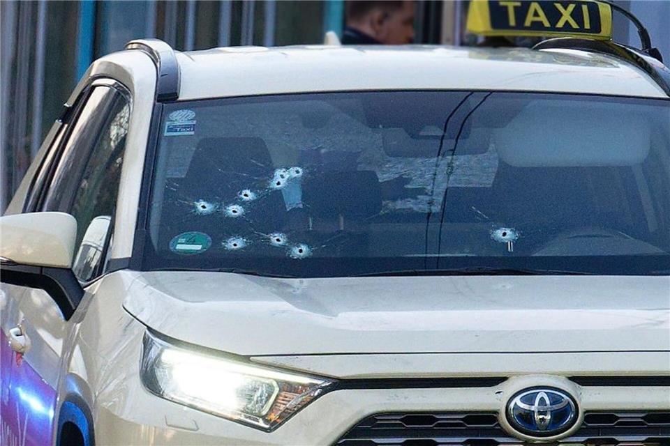 Auf das Taxi wurden mehrere Schüsse abgegeben - vor allem auf die Beifahrerseite.Henning Kaiser/dpa