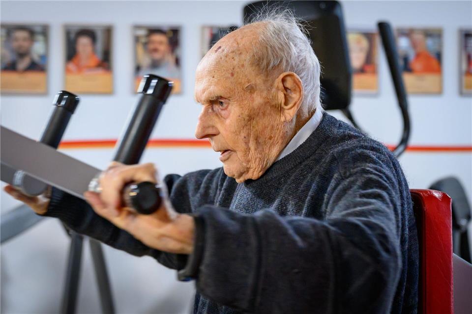 Auf das Umziehen verzichtet der 100-Jährige. Er legt gleich los.Patrick Pleul/dpa