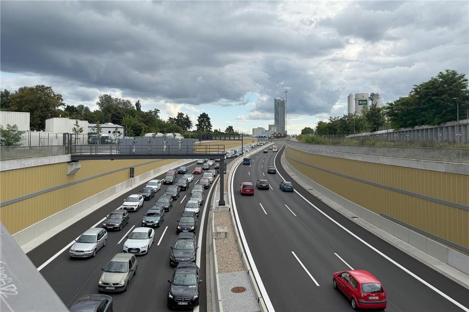Auf dem 16. Bauabschnitt der Stadtautobahn A100 kommt es immer wieder zu dichtem Verkehr und zu Staus. (Archivfoto)Silke Sullivan/dpa