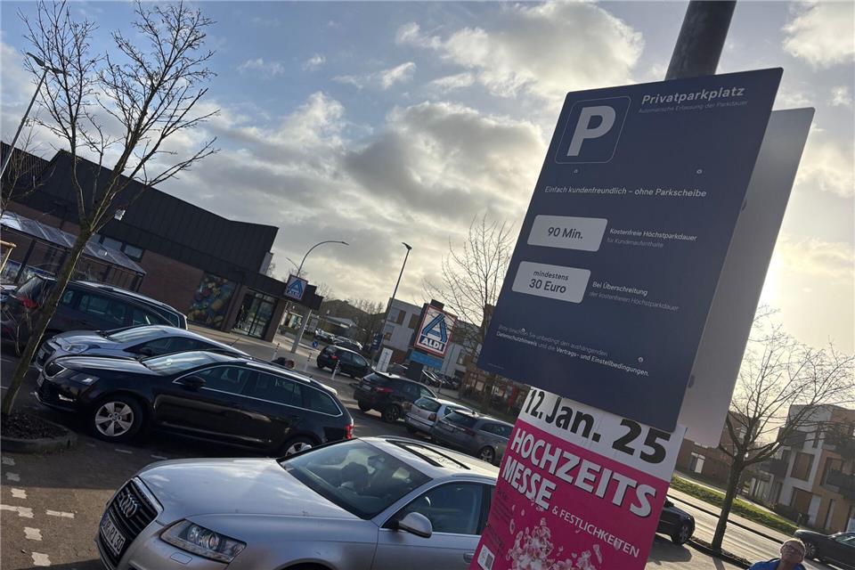 Auf dem Aldi-Parkplatz gilt eine Höchstparkdauer von 90 Minuten - bei Verstößen wird‘s teuer.