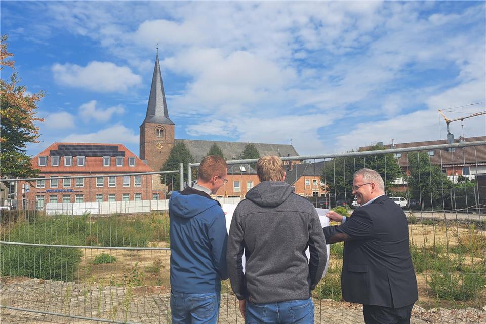 Auf dem Areal zwischen Weseler Straße und Gartenstraße wird ab Frühjahr 2026 der Rossmann-Drogeriemarkt gebaut.