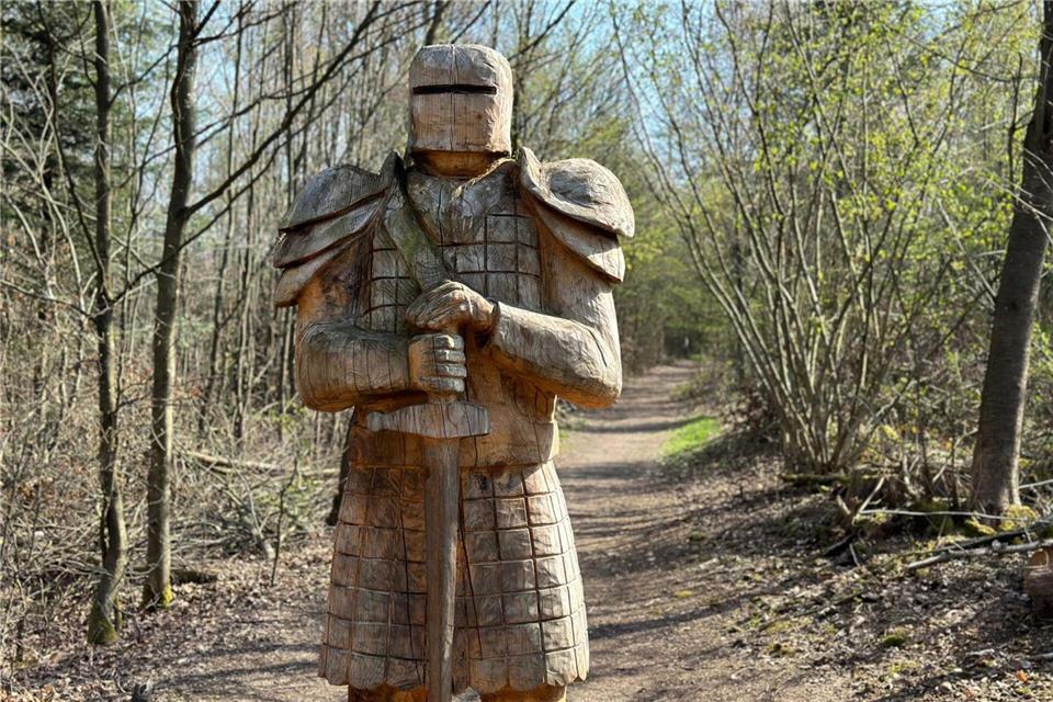 Auf dem Auenlandweg stellt sich auch mal ein finsterer Holzsoldat in den Weg.Felix Knopp/Rhein-Sieg-Kreis/dpa-tmn