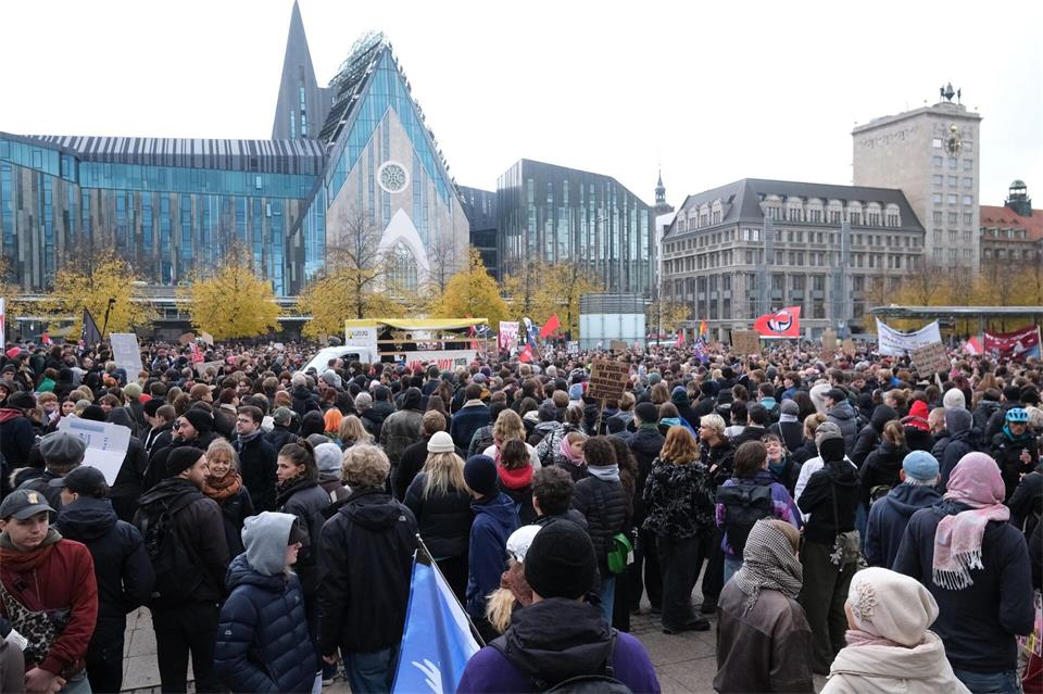 Auf dem Augustusplatz in Leipzig sind Demonstranten zusammengekommen. Sebastian Willnow/ dpa/dpa