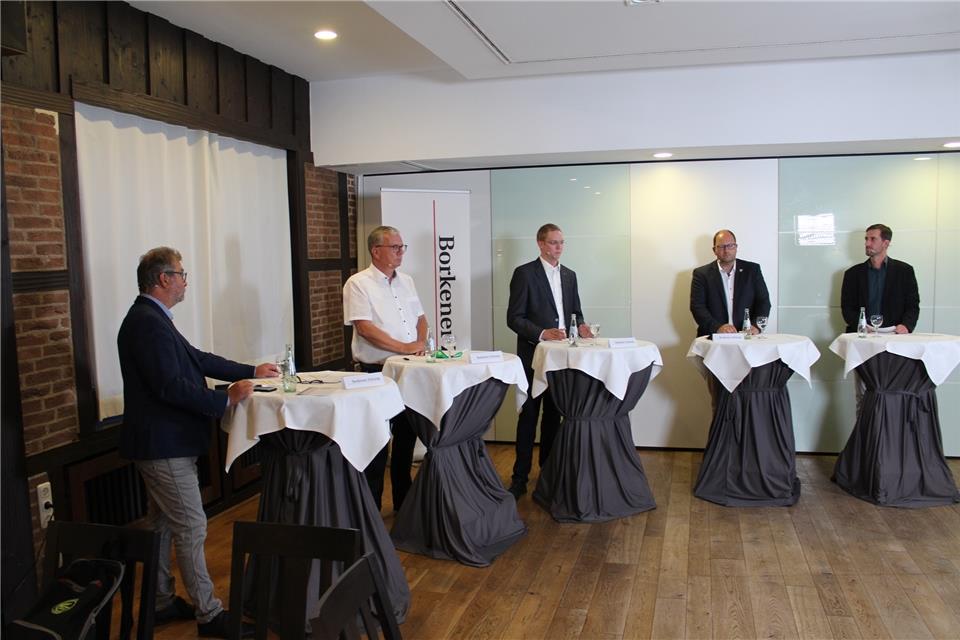 Auf dem BZ-Podium im Gasthof Alter Garten (v. l.): Redakteur Edgar Rabe, Bruno Hartling (Grüne), Christoph Sprenger (SPD), Bürgermeister Manuel Deitert (CDU) und Redakteur Tim Schulze.