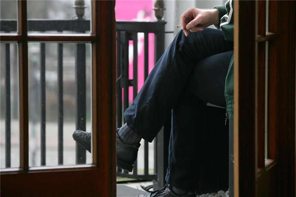 Auf dem Balkon rauchen? Fühlen sich Nachbarn davon zurecht gestört, können dem Raucher zum Beispiel zeitliche Grenzen gesteckt werden. Ingo Wagner/dpa/dpa-tmn