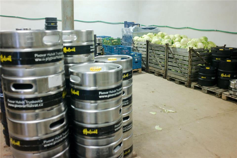 Auf dem Bauernhof der Mitgründer: In der Minibrauerei Hulvat im tschechischen Truskovice lagern die Bierfässer gleich neben dem Gemüse.Michael Heitmann/dpa-tmn