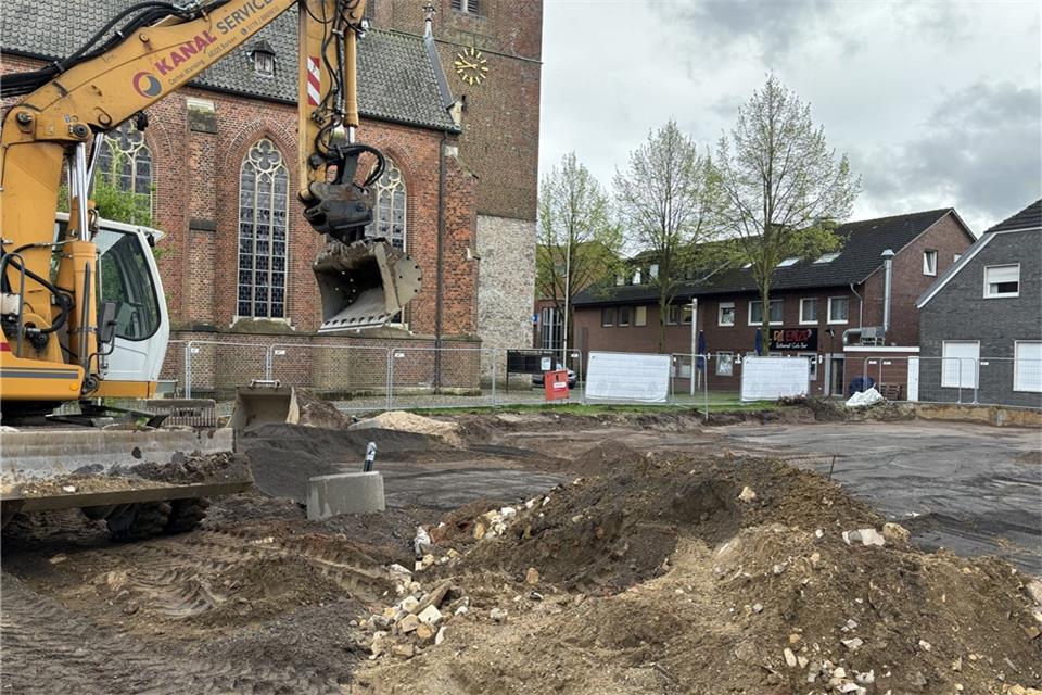 Auf dem Baugrundstück ist eine Baufirma mit den Vorbereitungen für die Gründungsarbeiten beschäftigt.