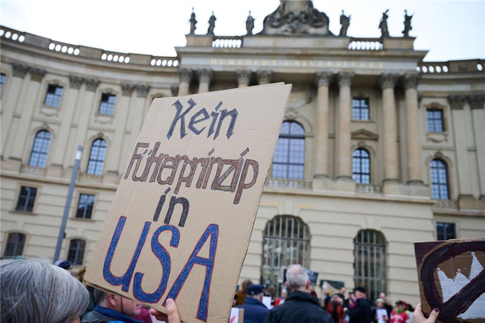 Auf dem Bebelplatz in Berlin haben zahlreiche Menschen gegen US-Präsident Donald Trump und seine Politik demonstriert.Annette Riedl/dpa
