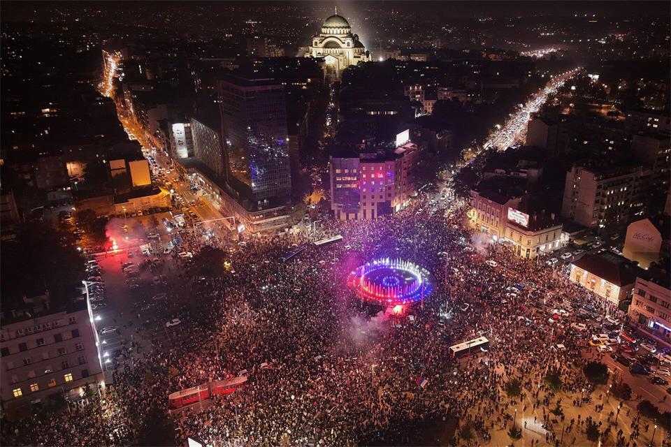 Auf dem Belgrader Slavija-Platz feierten die Menschen Vucics Wahlniederlage. Armin Durgut/AP/dpa
