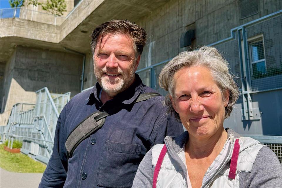 Auf dem Bergpfad des Flakbunkers: Stadtführer Tomas Kaiser mit Miriam Wiese vom Verein Hilldegarden.Wolfgang Stelljes/dpa-tmn