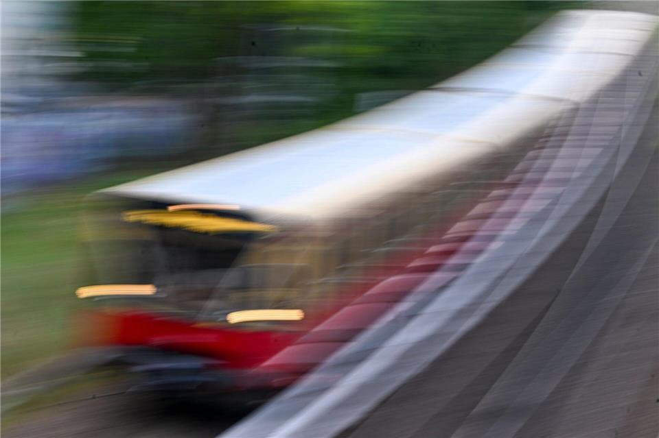 Auf dem Berliner S-Bahn-Ring bereitet eine Weichenstörung große Probleme. (Symbolbild)Jens Kalaene/dpa