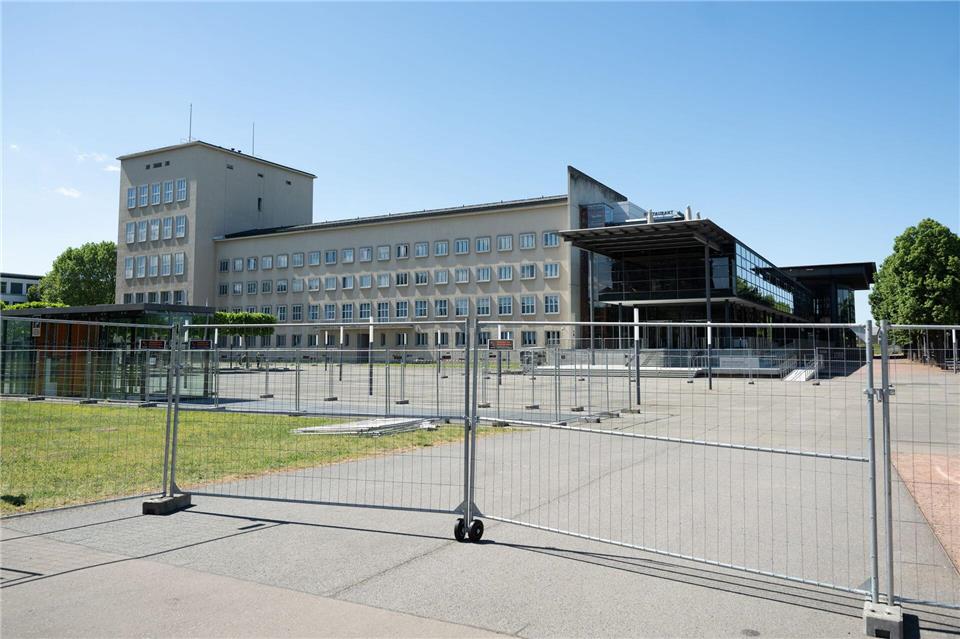 Auf dem Bernhard-von-Lindenau-Platz vor dem Landtag stehen bereits Bauzäune.Sebastian Kahnert/dpa