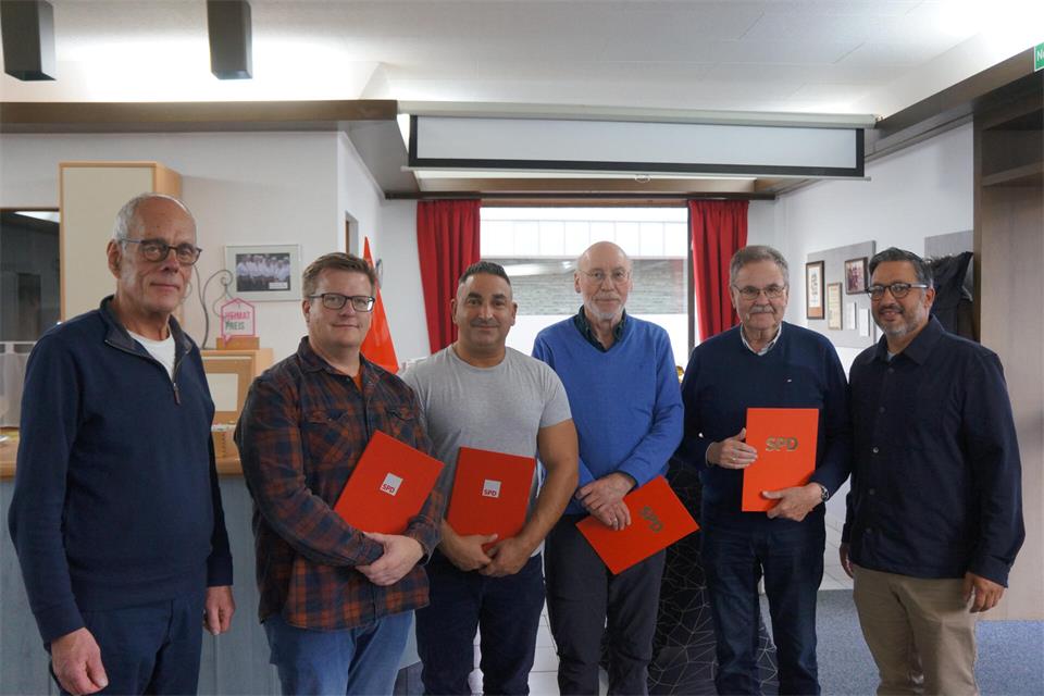Auf dem Bild sind (von links) Johannes Groppe, Sven Lukes, Jan Kemper, Martin Voth, Georg Meirick und Sami Bouhari zu sehen.