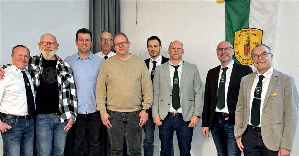 Auf dem Bild sind (von links) die alten und neuen Vorstandsmitglieder Andreas Bucks, Alexander Steggerhütte, André Gülker, Benedikt Loker, Dirk Märtens, Florian Eming, Julian Makollus, Roland Nießing und Werner Vorholt zu sehen.
